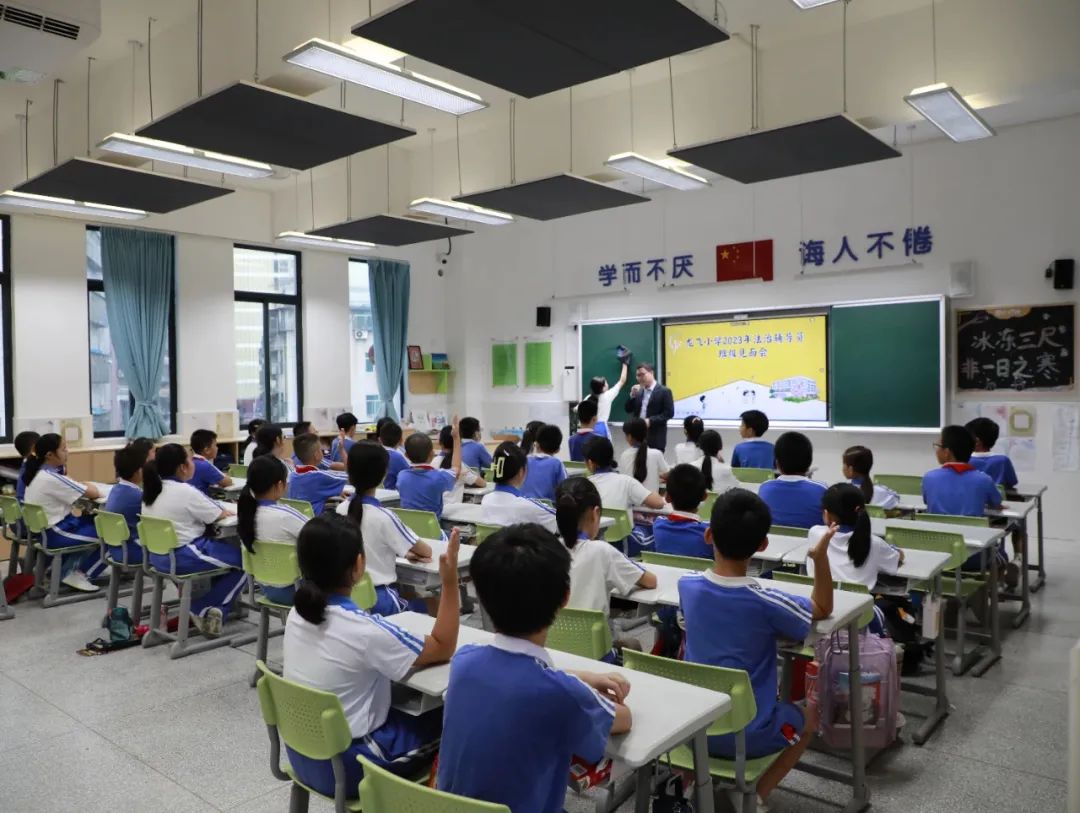 5.法治辅导员进校园.jpg