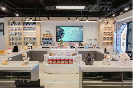 华强北展示高科技产品.png